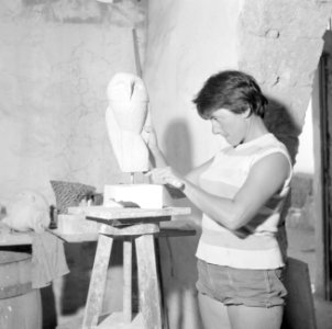Kunstenaarskolonie Ein Hod. Een beeldhoudster bezig met een werkstuk in de vorm , Bestanddeelnr 255-2780 photo