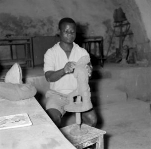 Kunstenaarskolonie Ein Hod. De beeldhouwer Paul Osifo aan het werk, Bestanddeelnr 255-2782