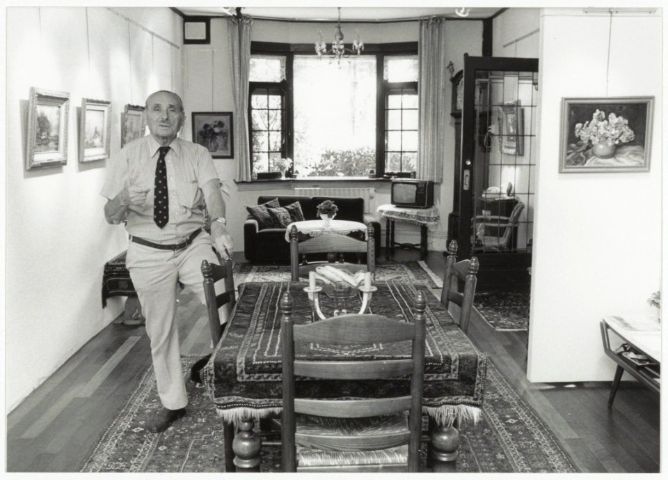 Kunsthandelaar Henri in zijn woning aan de Kloppersingel 69 die ingericht is als 'art gallery'. NL-HlmNHA 54033991