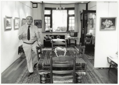 Kunsthandelaar Henri in zijn woning aan de Kloppersingel 69 die ingericht is als 'art gallery'. NL-HlmNHA 54033991