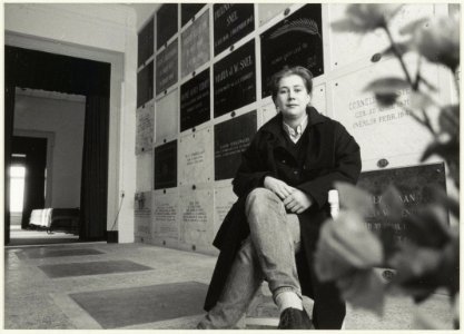 Kunsthistorica Dorothée van Hooff in het mausoleum van de Algemene Begraafplaats aan de Kleverlaan 1. NL-HlmNHA 54023508
