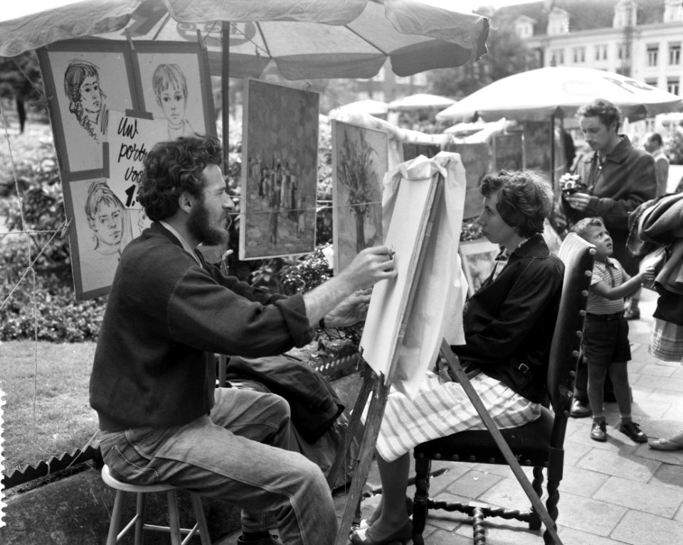 Kunstmarkt op Rembrandtplein, portret voor f 1,50, Bestanddeelnr 911-4207