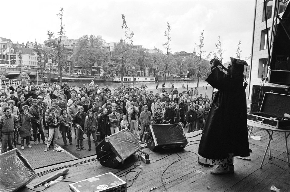 Kunstmanifestatie Kunst... We laten van ons horen in Amsterdam uit protest teg, Bestanddeelnr 933-9816
