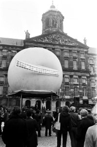 Kunstenaarsmanifestatie tegen neutronenbom op de Dam, Amsterdam, Bestanddeelnr 929-6181