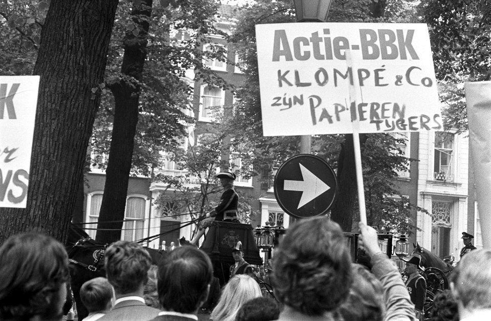 Kunstenaars van de BBK protesteren met borden tegen het cultuurbeleid op Lange V, Bestanddeelnr 922-7973