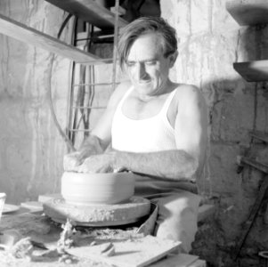 Kunstenaarskolonie Ein Hod. Pottenbakker draait een stuk aardewerk, Bestanddeelnr 255-2775