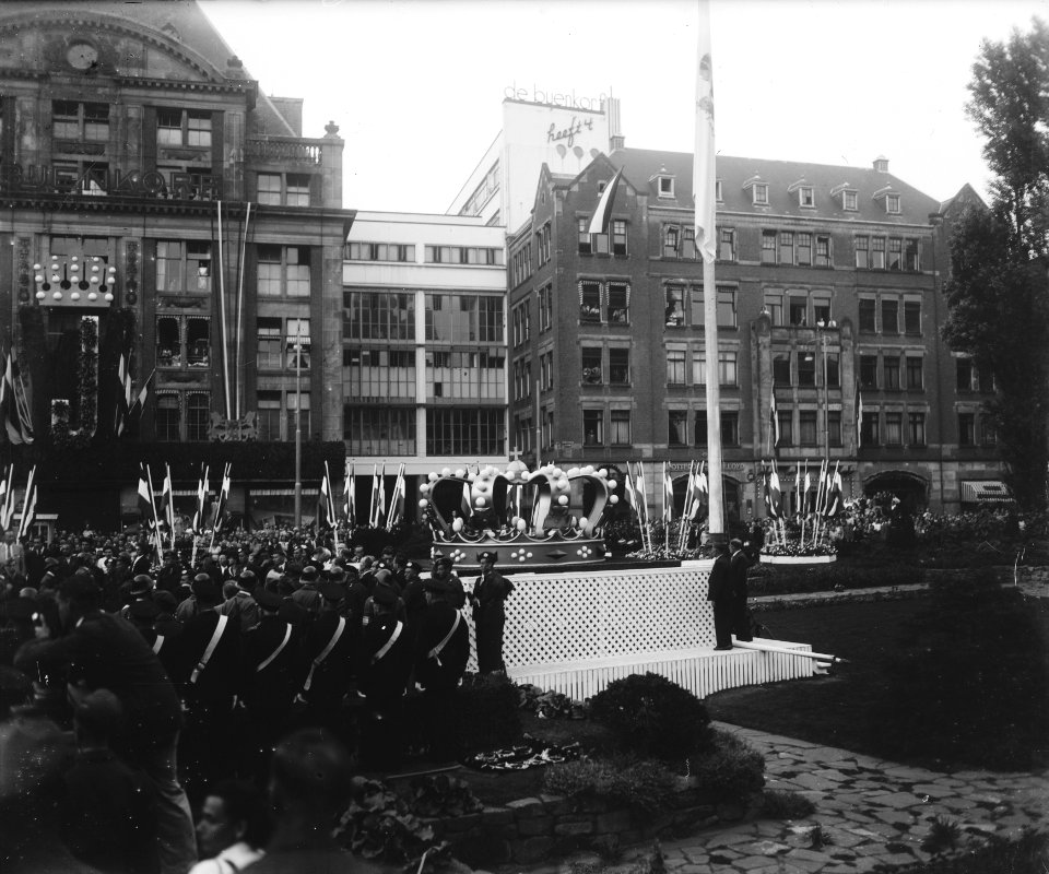 Kroondraging vanuit het Olympisch stadion, na het jubileumspel In Neerlands Tui, Bestanddeelnr 900-0056