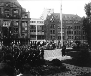 Kroondraging vanuit het Olympisch stadion, na het jubileumspel In Neerlands Tui, Bestanddeelnr 900-0056