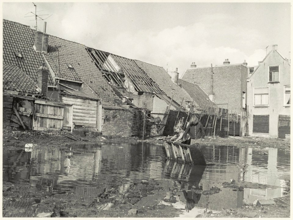 Krotwoningen aan de Van Marumstraat die rijp zijn voor de sloop. NL-HlmNHA 54011881