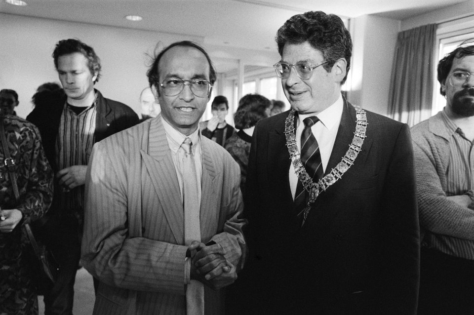 Kumar Sanjay en rechts burgemeester Van Thijn, Bestanddeelnr 934-4038