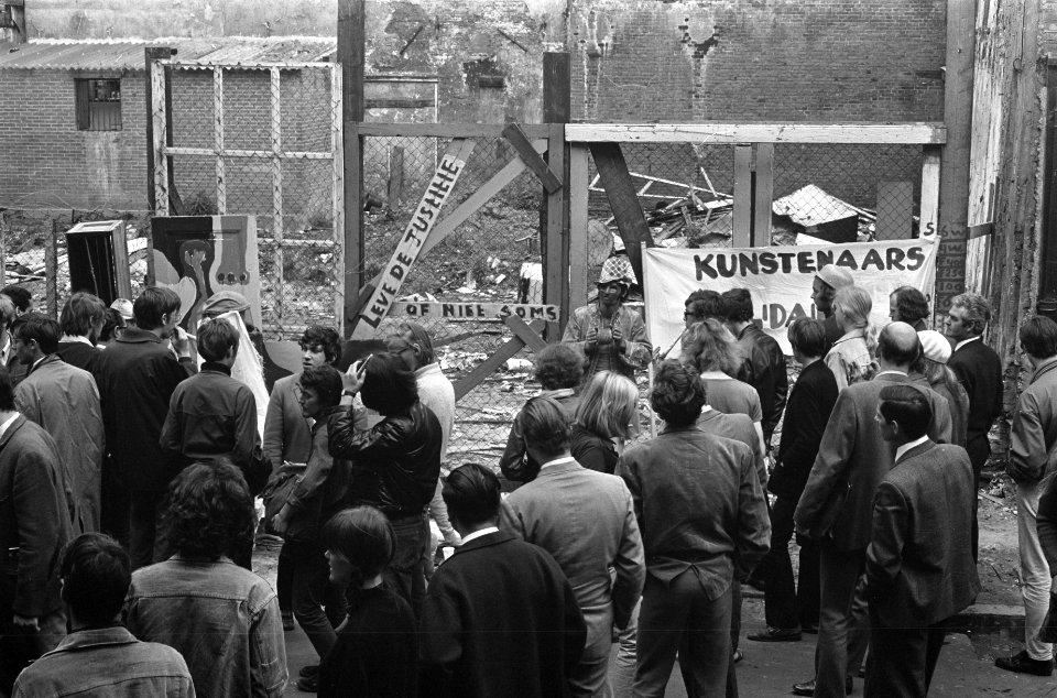 Kunstenaars protesteren tegen berechting Maagdenhuisbezetters, Amsterdam, bij Pa, Bestanddeelnr 922-5346