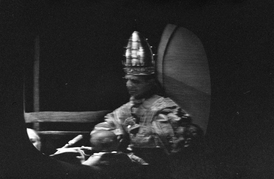 Kroning Paus Paulus VI te Rome De paus met de kroon op, Bestanddeelnr 915-3188