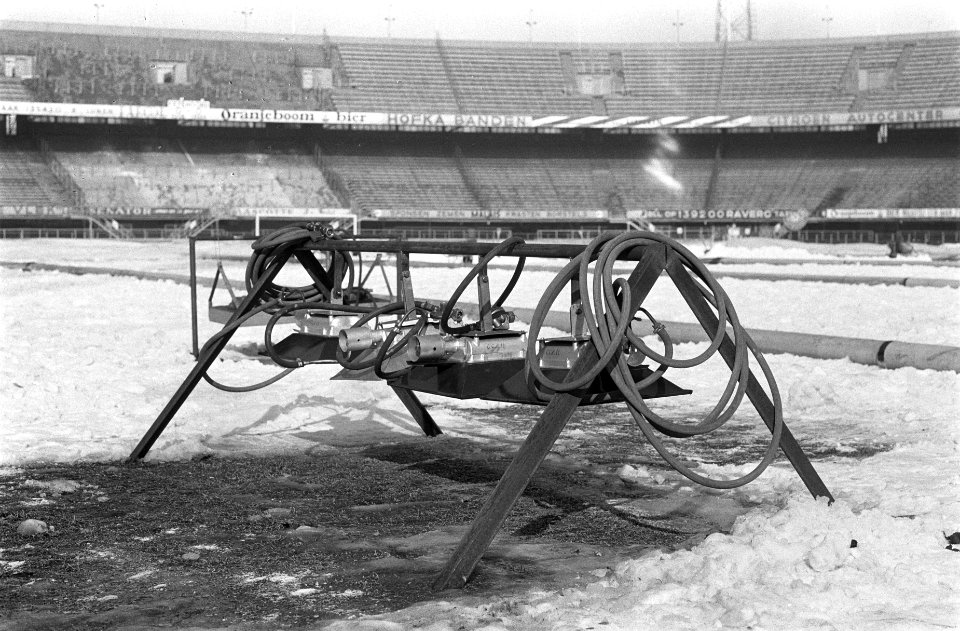 Kunstdooi in het Feijenoordstadion in Rotterdam, sneeuwruimers bezig om de boven, Bestanddeelnr 914-8562