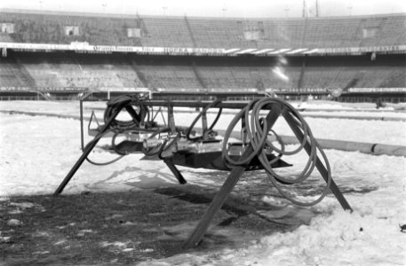 Kunstdooi in het Feijenoordstadion in Rotterdam, sneeuwruimers bezig om de boven, Bestanddeelnr 914-8562