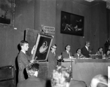 Kunstveiling bij Max van Waay een vrouwenportret van Michiel J van Miereveld wo, Bestanddeelnr 916-4800