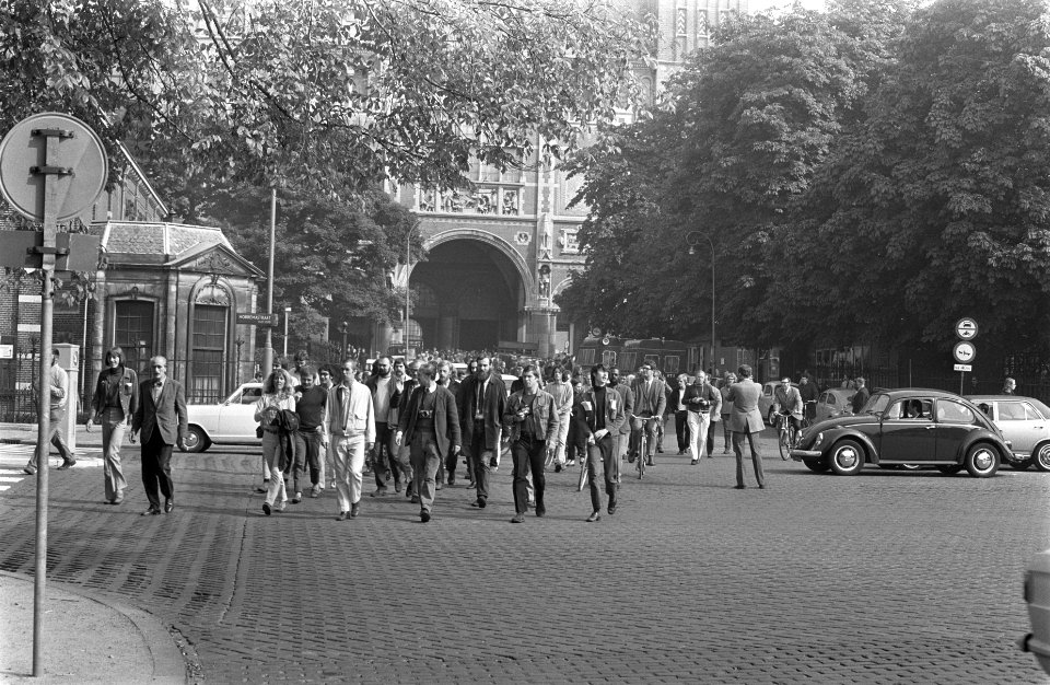 Kunstenaars demonstreren tegen de BBK tocht van Rijksmuseum naar stedelijk Muse, Bestanddeelnr 922-7734