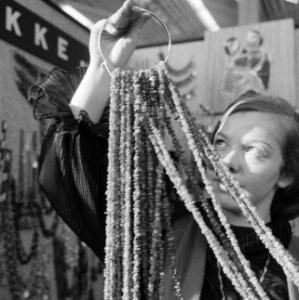 Kunstnijverheidsbeurs 1965 in RAI, barnstenen kralen, Bestanddeelnr 917-4094