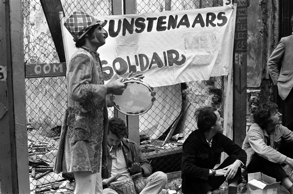 Kunstenaars protesteren tegen berechting Maagdenhuisbezetters, Amsterdam, bij Pa, Bestanddeelnr 922-5343
