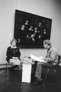 Kunstenaar portretteert een zaalwacht onder een schilderij van Ferdinand Bol, Bestanddeelnr 932-8022