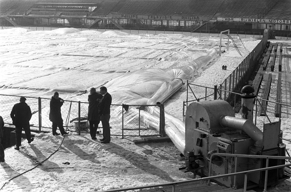 Kunstdooi in het Feijenoordstadion in Rotterdam, de heteluchtkachel met petroleu, Bestanddeelnr 914-8560