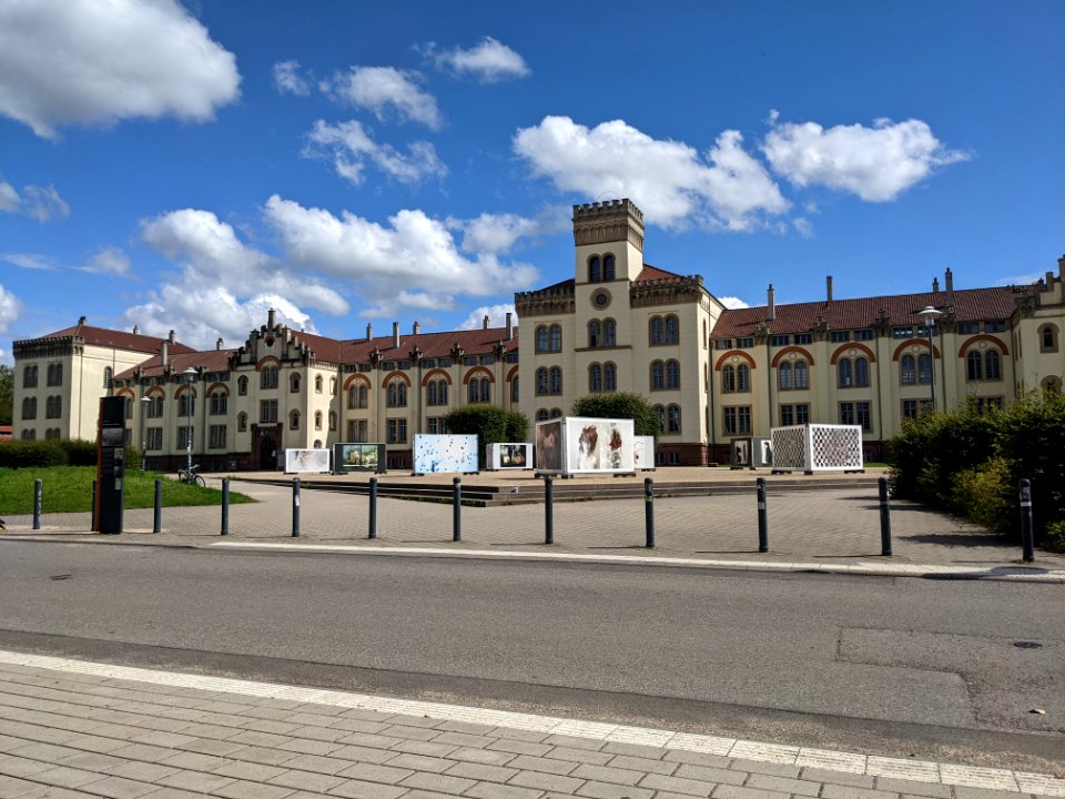 Kunstausstellung vor der Thiepval-Kaserne in Tübingen