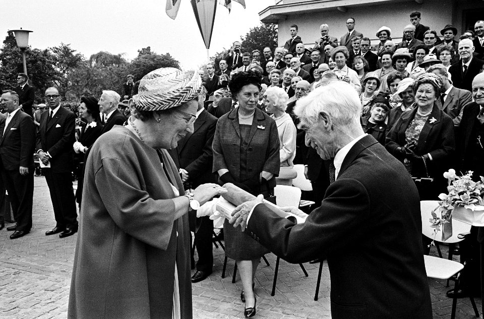 Kunstenaar Ossip Zadkine overhandigt koningin Juliana een gravure en een boek, Bestanddeelnr 916-4846