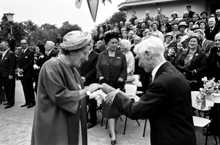 Kunstenaar Ossip Zadkine overhandigt koningin Juliana een gravure en een boek, Bestanddeelnr 916-4846