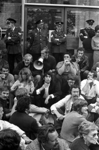Kunstenaars demonstreren tegen BBK bij het Stedelijk Museum Amsterdam, Bestanddeelnr 922-7741