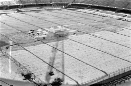 Kunstdooi in het Feijenoordstadion in Rotterdam, sneeuwruimers bezig om de boven, Bestanddeelnr 914-8563