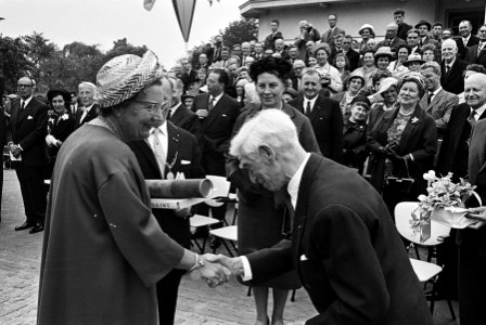 Kunstenaar Ossip Zadkine overhandigt koningin Juliana een gravure en een boek wa, Bestanddeelnr 916-4847