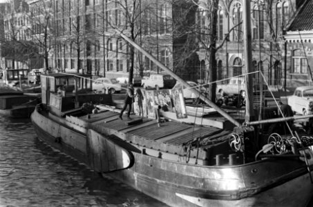 Kunstschilderes Antje Ypelaar laat schilderijen drogen op het dek van haar schip, Bestanddeelnr 921-1705