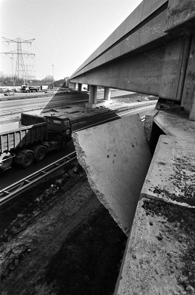Kunstweg op Rijksweg A1 een betonnen plaats die zich lijkt te scheuren, Bestanddeelnr 933-3020