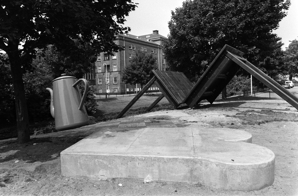 Kunstwerk, reusachtige ontbijttafel, koffiepot, twee betonnen boterhammem en geb, Bestanddeelnr 933-7030
