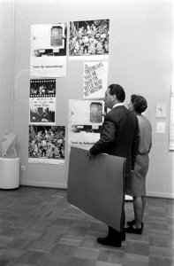 Kunstwerken worden verkocht in Gemeente Museum te Arnhem. De aankoop wordt afger, Bestanddeelnr 922-9958