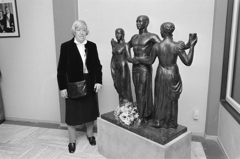 Kunstwerk van de hand van verzetsman Gerrit Jan van der Veen onthuld in gebouw R, Bestanddeelnr 933-9364