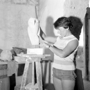 Kunstenaarskolonie Ein Hod. Een beeldhoudster bezig met een werkstuk in de vorm , Bestanddeelnr 255-2779 photo