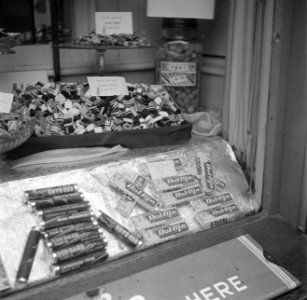 Kwatta-chocolade en Redband-pepermunt in een etalage in Dublin, Bestanddeelnr 191-0866