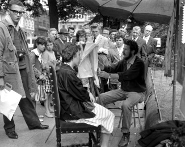 Kunstmarkt op Rembrandtplein, portret voor f 1,50, Bestanddeelnr 911-4208