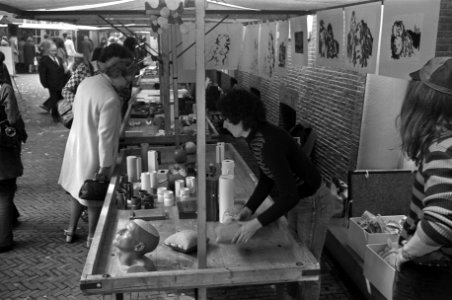Kunstmarkt op binnenplaats Amsterdams Historisch Museum, Bestanddeelnr 925-8976