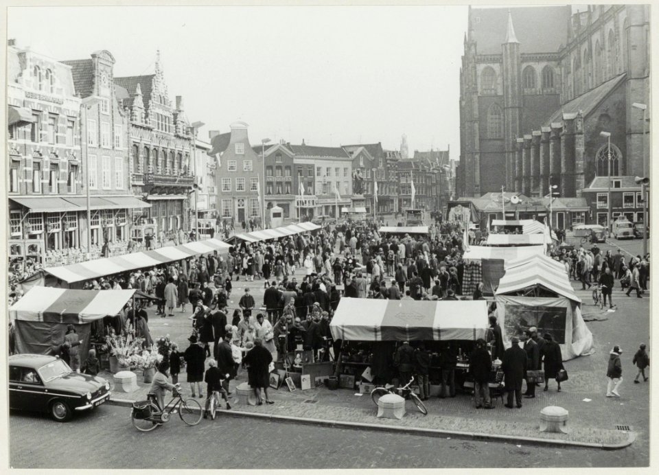 Kunstmarkt i.v.m. de heropening (voetgangersdomein) van de Grote Markt. NL-HlmNHA 54011662