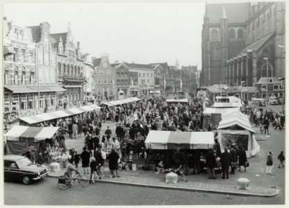 Kunstmarkt i.v.m. de heropening (voetgangersdomein) van de Grote Markt. NL-HlmNHA 54011662