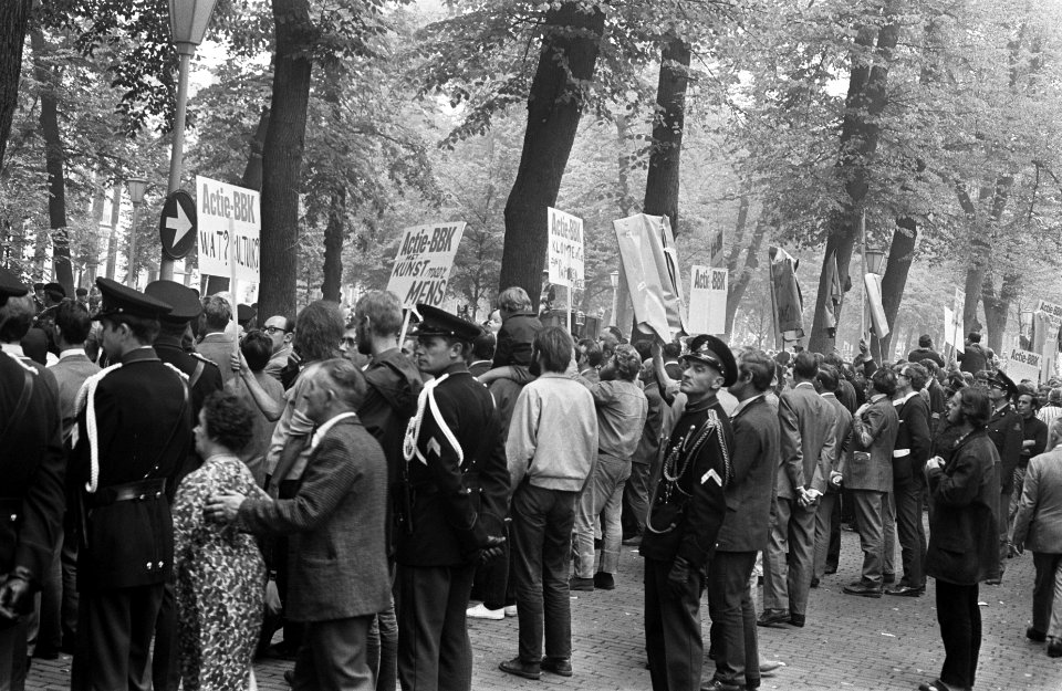 Kunstenaars van de BBK protesteren met borden tegen het cultuurbeleid op Lange V, Bestanddeelnr 922-7974