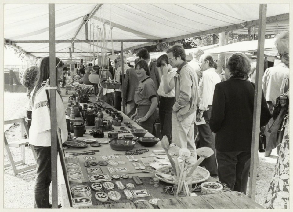Kunstmarkt op de Westkolk ziende naar het zuiden. NL-HlmNHA 54010060