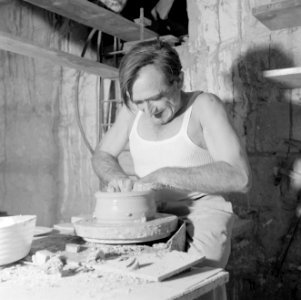 Kunstenaarskolonie Ein Hod. Pottenbakker draait een stuk aardewerk, Bestanddeelnr 255-2777