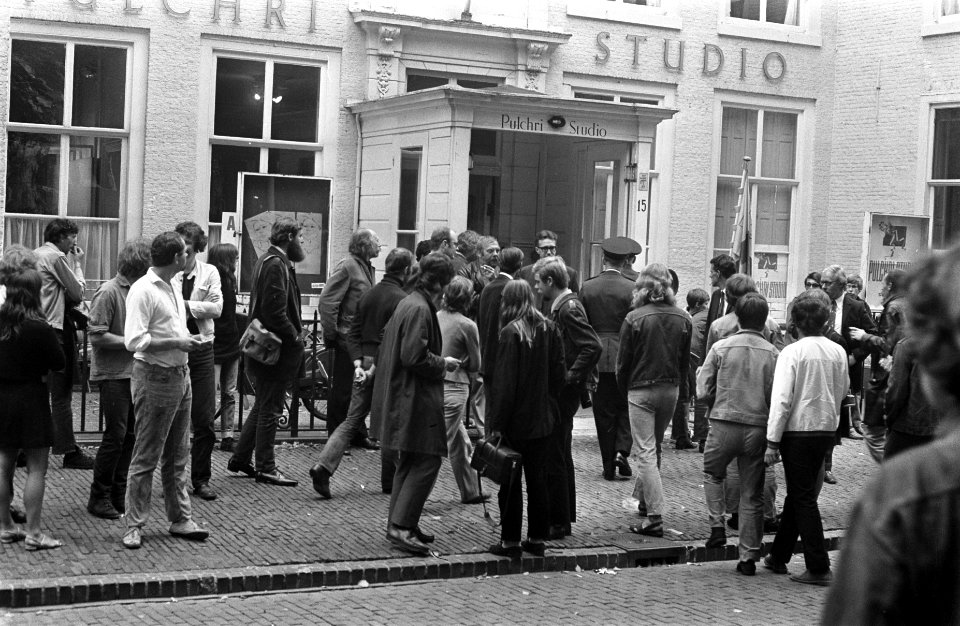 Kunstenaars van de BBK protesteren met borden tegen het cultuurbeleid op Lange V, Bestanddeelnr 922-7975