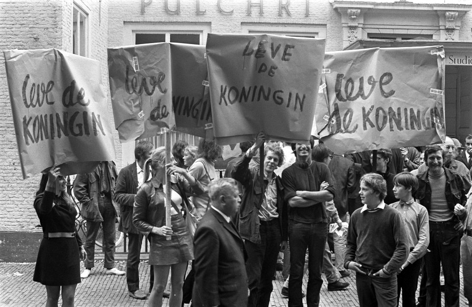 Kunstenaars van de BBK protesteren met borden tegen het cultuurbeleid op Lange V, Bestanddeelnr 922-7971