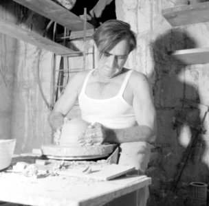 Kunstenaarskolonie Ein Hod. Pottenbakker draait een stuk aardewerk, Bestanddeelnr 255-2776