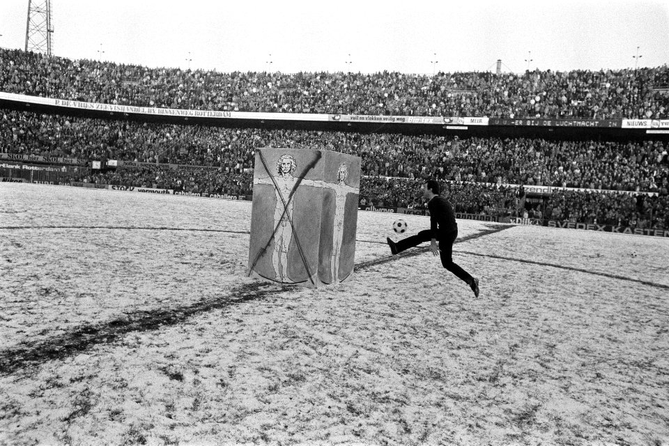 Kunst in Feyenoordstadion in pauze van wedstrijd Ajax tegen Feyenoord, Henk Heid, Bestanddeelnr 931-1931