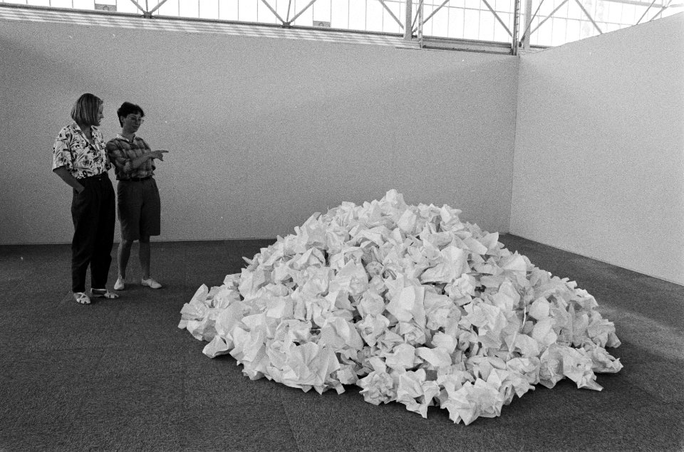 Kunst RAI 1985, het kunstwerk Weisser Papierhaufen van Reiner Ruthenbeck, Bestanddeelnr 933-3426
