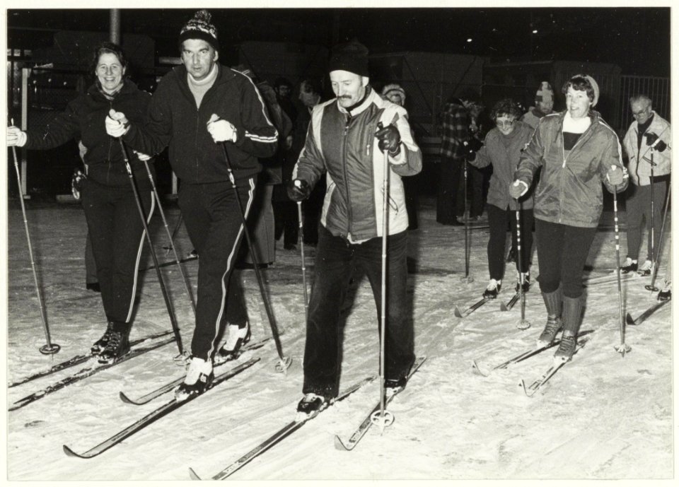 Kunstijsbaan Kennemerland, Lodewijk van Deyssellaan 160 experiment langlaufen door leden van de ijsclub Haarlem en de Nederlandse Skivereniging. NL-HlmNHA 54005098